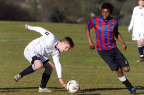 Студенты Haileybury College играют в футбол