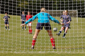 Студенты Haileybury College играют в футбол