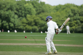 Студенты Haileybury College играют в бейсбол