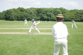 Студенты Haileybury College играют в бейсбол