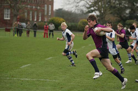 Студенты Haileybury College играют в регби