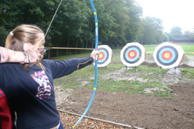 Студенты Haileybury College занимаются стрельбой из лука