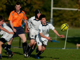 Студенты Harrow school играют в регби