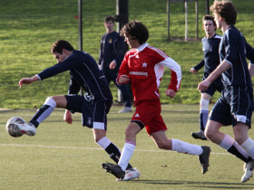 Студенты Harrow school играют в футбол