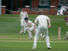 Студенты Harrow school играют в бейсбол