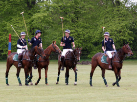 Студенты Harrow school играют в поло