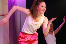 Студенты Hurspierpoint College занимаются танцами