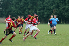 Студенты Hurspierpoint College играют в регби