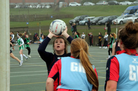 Студенты Hurspierpoint College играют в баскетбол