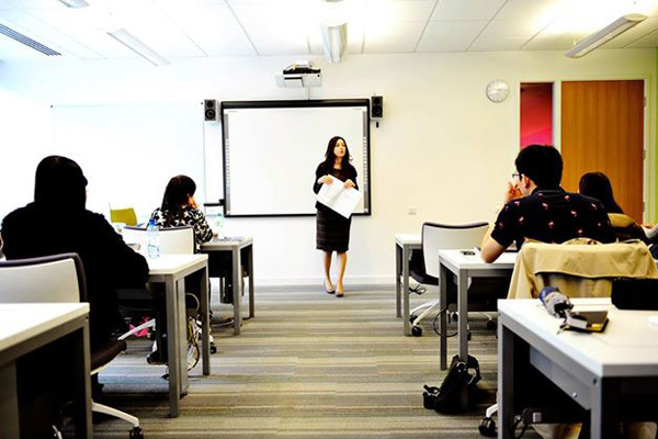 Студенты INTO City University London на занятиях