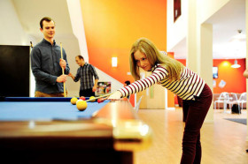 Студенты INTO City University London играют в бильярд