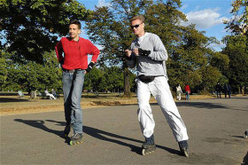 Студенты INTO City University London катаются на роликах