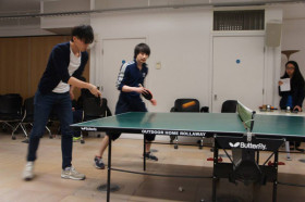Студенты INTO East Anglia University играют в настольный теннис