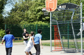 Студенты INTO East Anglia University играют в баскетбол