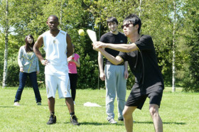 Студенты INTO East Anglia University играют в бейсбол