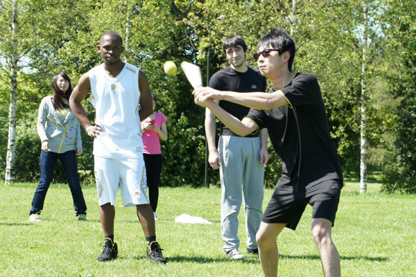 Студенты INTO East Anglia University играют в бейсбол