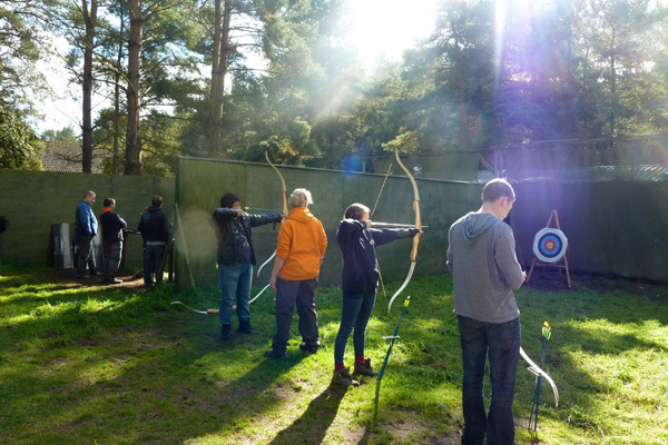 Студенты INTO East Anglia University занимаются стрельбой из лука
