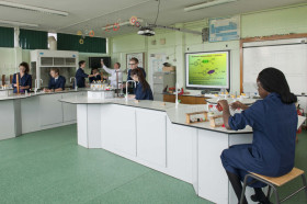 Студенты Kent College на занятиях