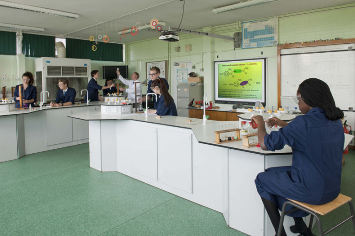 Студенты Kent College на занятиях