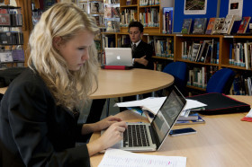 Студенты Kent College в библиотеке