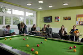 Студенты Kent College играют в бильярд