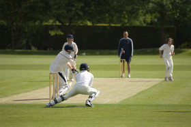 Студенты Kent College играют в бейсбол