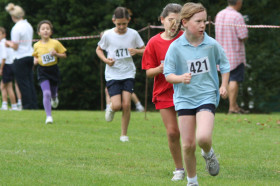 Студенты Kent College занимаются бегом