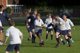 Студенты Kent College играют в регби