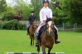 Студенты Kent College играют в поло