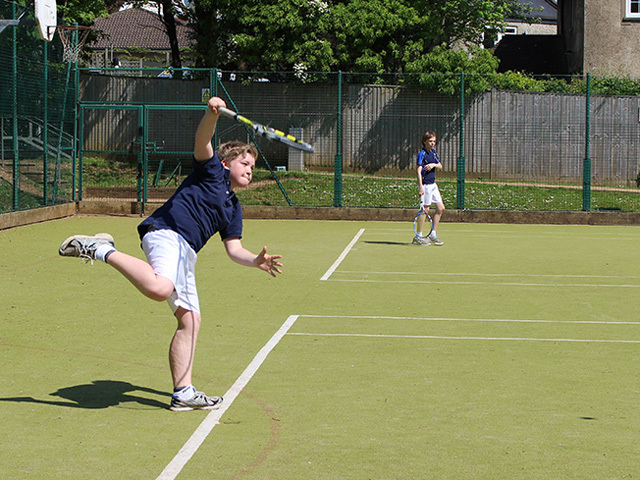 Студенты Lancing College играют в теннис