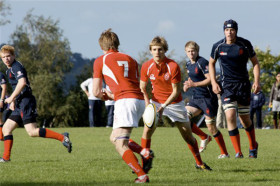 Студенты Loretto играют в регби