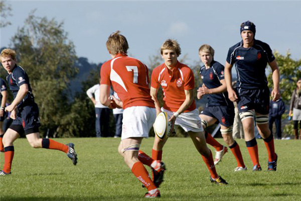 Студенты Loretto играют в регби