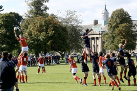 Студенты Loretto играют в регби