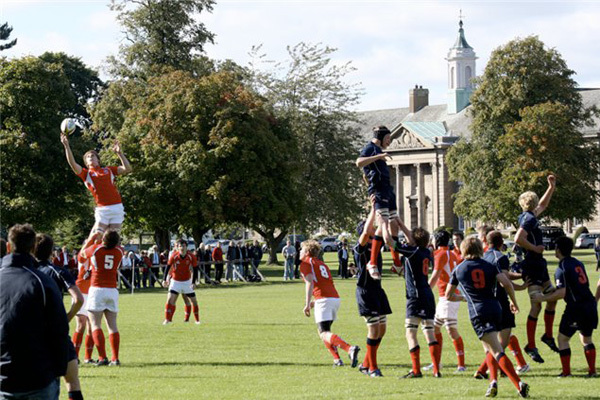 Студенты Loretto играют в регби