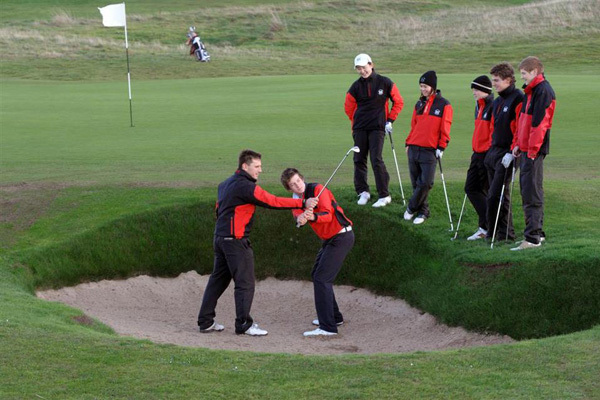 Студенты Loretto играют в гольф