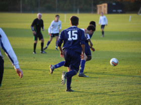 Студенты Millfield School играют в футбол