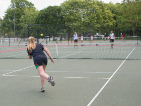 Студенты Millfield School играют в теннис