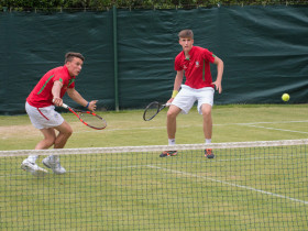 Студенты Millfield School играют в теннис