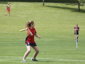 Студенты Millfield School играют в бейсбол