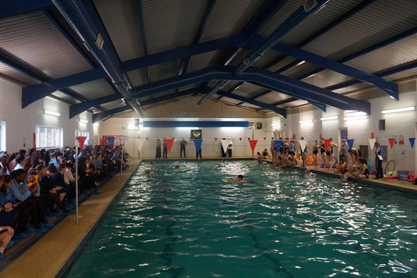 Бассейн в Moira House Girls School