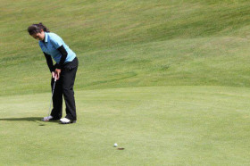 Студенты Moira House Girls School играют в гольф