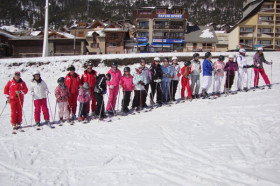 Студенты Moira House Girls School катаются на лыжах