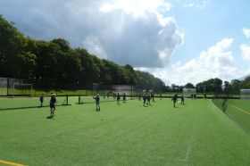 Студенты Monkton Combe School играют в теннис