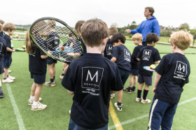 Студенты Monkton Combe School играют в теннис