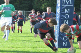 Студенты Monkton Combe School играют в регби