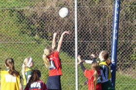 Студенты Monkton Combe School играют в баскетбол