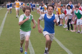 Студенты Monkton Combe School занимаются бегом