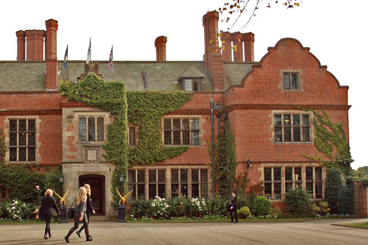 Здание Queen Ethelburga's College