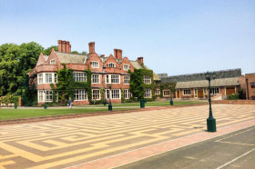 Здание Queen Ethelburga's College