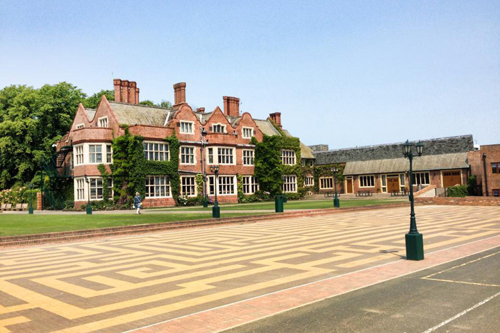 Здание Queen Ethelburga's College